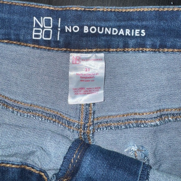 EUC No Boundaries - Juniors 21 - Cut Off Distressed Shorts - Picture 3 of 4